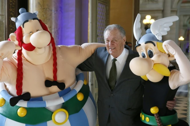 Albert Uderzo, entouré de ses deux personnages Astérix et Obélix, le 25 mars 2015 à Paris