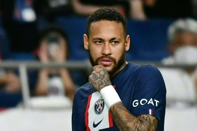 Neymar s'apprêtant à tirer un coup-franc pour le PSG contre les Urawa Red Diamonds en match amical le 23 juillet 2023 à Saitama