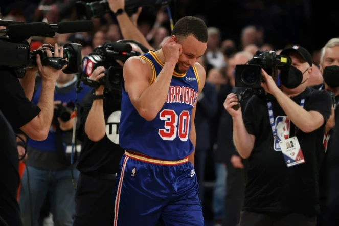 Stephen Curry des Golden State Warriors après avoir battu le record de Ray Allen lors du match contre les New York Knicks au Madison Square Garden le 14 décembre 2021 à New York