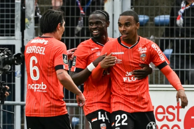 La joie des Lorientais après le 2e de leurs 4 buts inscrits face à Caen, le 26 avril 2025 au Moustoir