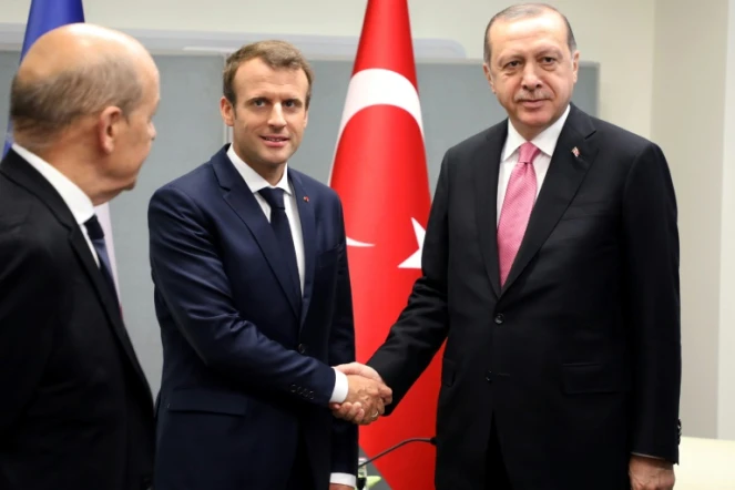 Les présidents français et turc Emmanuel Macron (L) et Recep Tayyip Erdogan aux Nations unies à New York le 19 septembre 2017