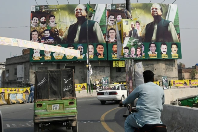Des affiches de l'ancien Premier ministre Nawaz Sharif dans une rue de Lahore, le 21 octobre 2023 au Pakistan 