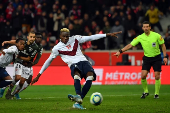 L'attaquant de Lille Victor Osimhen marque l'unique but du match sur penalty contre Dijon, le 30 novembre 2019 au stade Pierre-Mauroy à Villeneuve-d'Ascq 