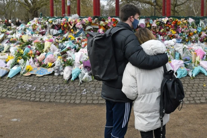 Parterre de fleurs en hommage à Sarah Everard dans le sud de Londres, le 14 mars 2021 au lendemain de heurts avec la police