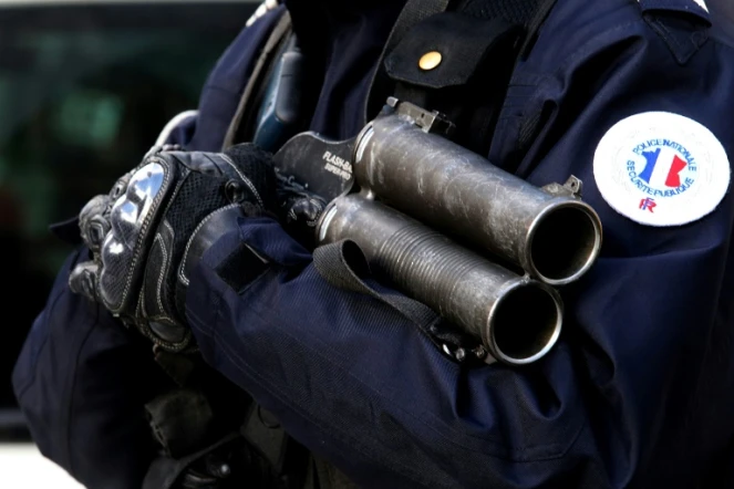 Un policier armé d'un "flash-ball" le 15 février 2016 à Reims