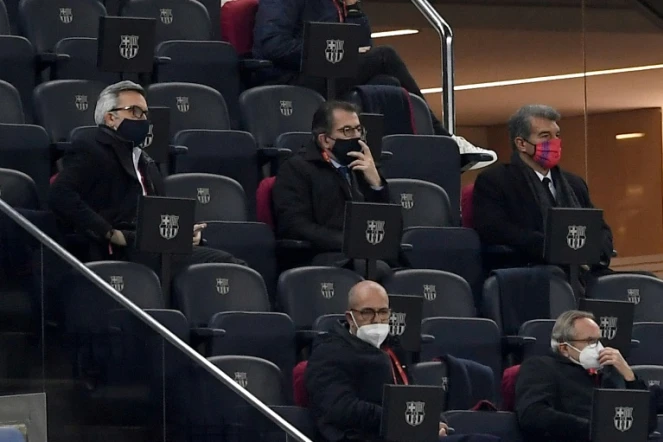 De g à d, les candidats à la présidence du FC Barcelone Victor Font, Toni Freixa et Joan Laporta lors de la demi-finale retour de Coupe d'Espagne contre le Séville FC, le 3 mars 2021 au Camp Nou