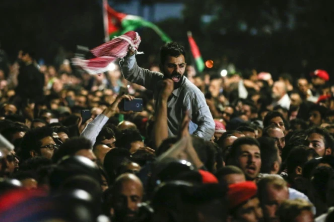 Des manifestants jordaniens protestant contre un projet de loi fiscal devant les bureaux du Premier ministre le 2 juin 2018