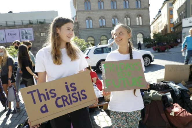 L'Allemande Luisa Neubauer (g) et la Suédoise Greta Thunberg manifestant pour le climat devant le parlement suédois, le 20 août 2021