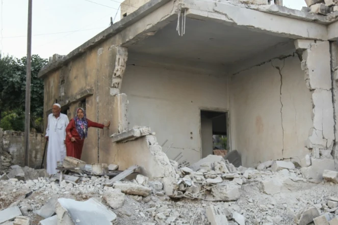 Des Syriens inspectent les dégâts après des raids du régime sur la ville de  Mouhambal, dans le nord de la province d'Idleb dans le nord-ouest de la Syrie, le 6 juillet 2019