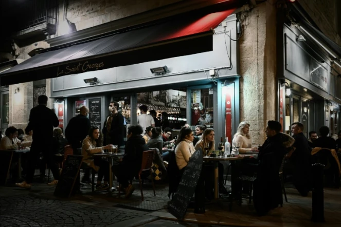 Des Bordelais profitent une dernière fois d'un restaurant en terrasse avant le début du confinement, le 29 octobre 2020