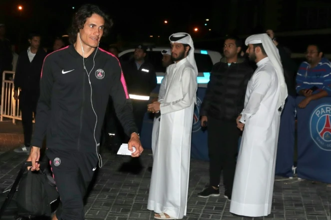 L'attaquant parisien Edinson Cavani est accueilli par les fans du PSG à l'arrivée de la délégation du club à Doha pour un mini-stage hivernal, le 13 janvier 2019 au Qatar
