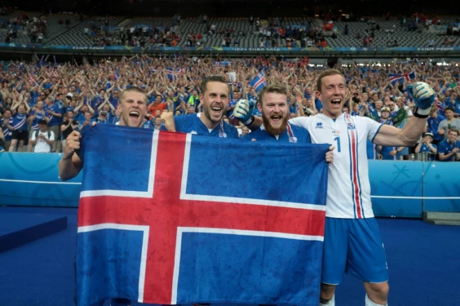La joie des joueurs islandais, après leur qualification pour les 8e de l'Euro, le 22 janvier 2016 au Stade de France