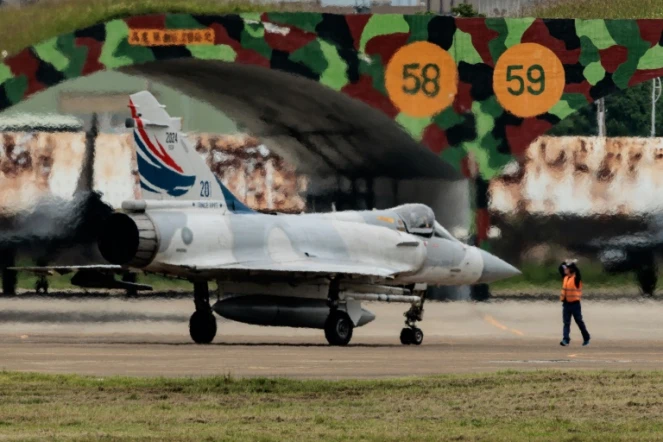 Un avion de chasse Mirage 2000 de l'armée de l'air taïwanaise se prépare à décoller  d'une base à Hsinchu, dans le nord de Taïwan, le 23 mai 2024