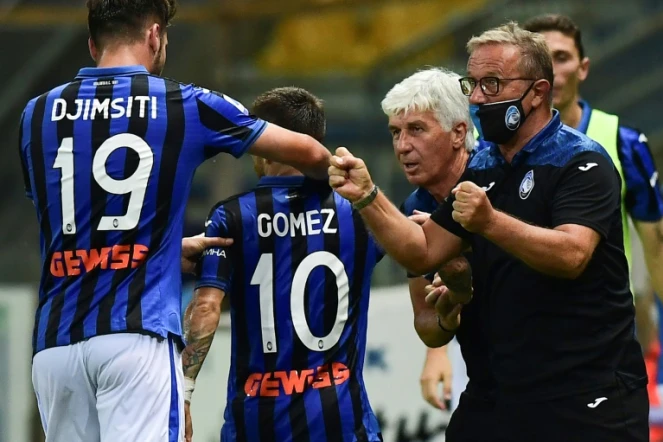 Papu Gomez félicité par son entraîneur Gian PIero Gasperini et par ses coéquipiers après son but pour l'Atalanta à Parme, le 28 juillet 2020