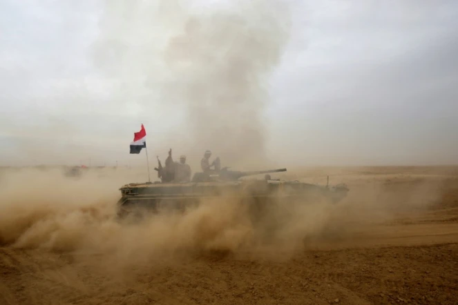 Un char des forces irakiennes avance vers Mossoul, le 1er novembre 2016