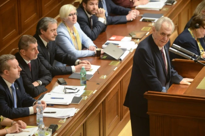 Le président tchèque Milos Zeman (d) s'adresse aux membres du Parlement, le 10 janvier 2018 à Prague