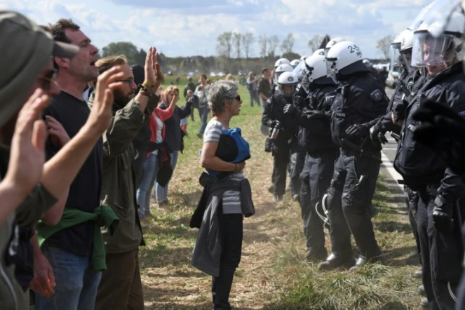 Des militants écologistes font face aux policiers dans la forêt de Hambach à Kerpen, en Allemagne le 15 septembre 2018.