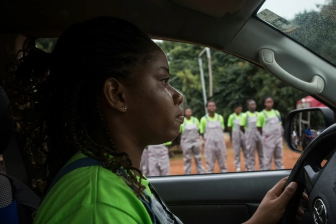 Faith Lawson apprend à conduire dans le cadre d'un programme de formation lancé par une ONG ghanéenne, le 29 août 2016 à Accra