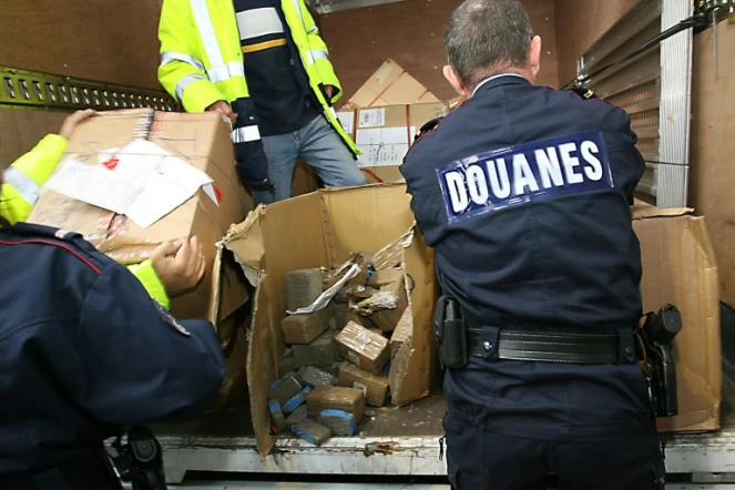 Cinq douaniers ont été placés en garde à vue lundi à Paris en lien avec une affaire de stupéfiants