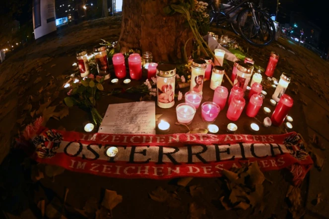 Des fleurs, des bougies et des messages sur le site de l'attentat à Vienne, le 3 novembre 2020