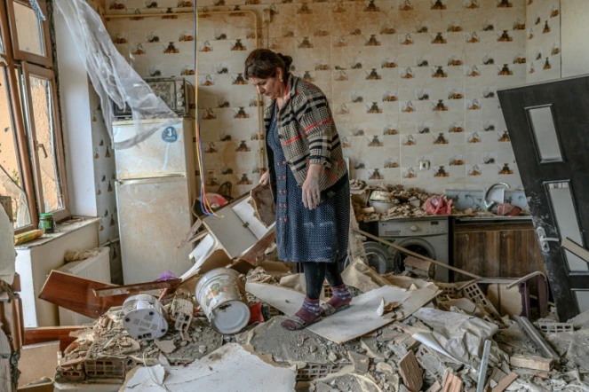 Une femme dans les décombres de son appartement détruit pendant un bombardement, le 10 octobre 2020 à Tartar, en Azerbaïdjan