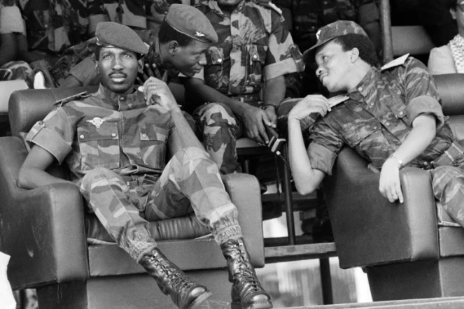 Thomas Sankara (g) lors d'un défilé militaire à Ouagadougou le 4 août 1985