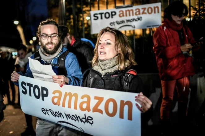 Des militants d'Attac manifestent devant le siège d' Amazon à Clichy, le 29 novembre 2019