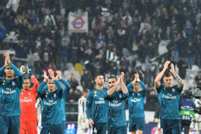 Les joueurs du Real Madrid applaudissent les spectateurs après leurs victoire face à la Juventus en quarts aller de C1, le 3 avril 2018 à Turin