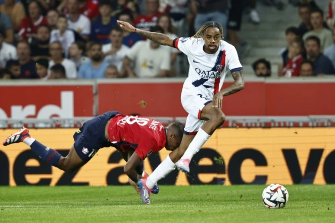 L'attaquant du PSG Bradley Barcola (D) prend le meilleur sur le défenseur de Lille Bafode Diakite lors de la rencontre entre les deux équipes pour la 3e journée de Ligue 1, à Lille, le 1er septembre 2024