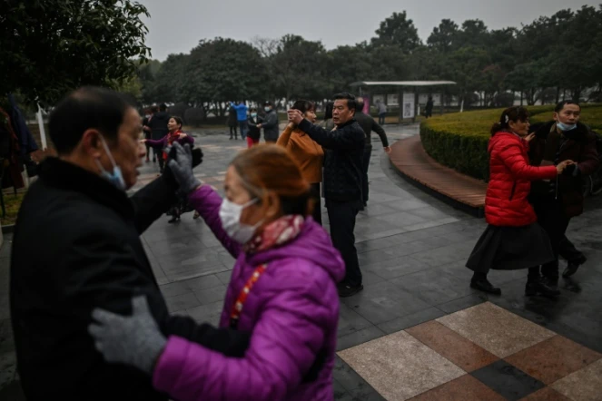 Des habitants dansent dans un parc , un an après le confinement, le 23 janvier 2021 à Wuhan, en Chine