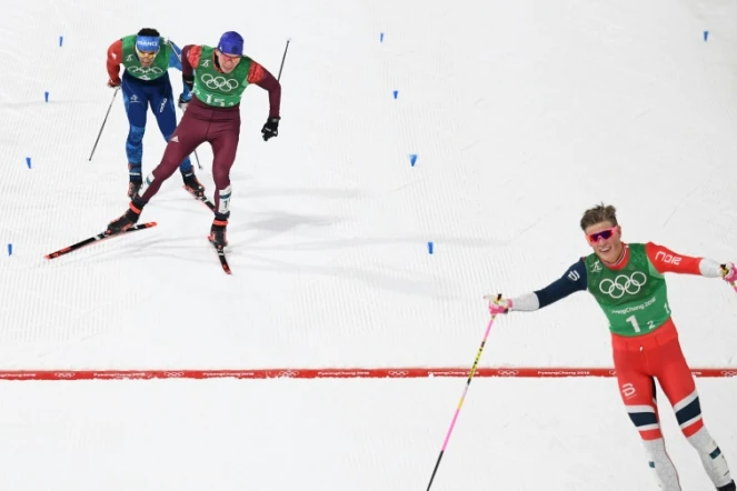 Le Français Richard Jouve (g) apporte le bronze à la France en sprint par équipes en ski de fond, aux JO de Pyeongchang, le 21 février 2018