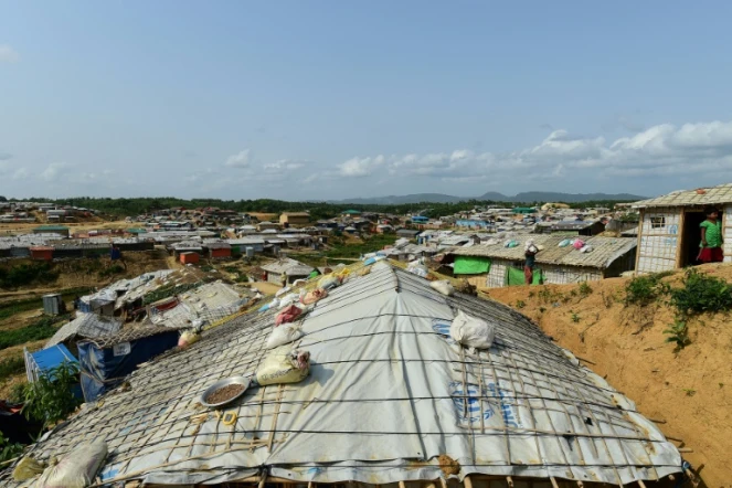 Des sacs de sable posés sur les toits des tentes de réfugiés rohingyas avant l'arrivée de la mousson, le 7 mai 2018 au camp de Kutupalong, au Bangladesh