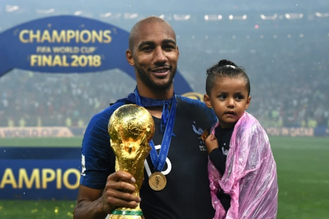 Le milieu de terrain français Steven Nzonzi pose avec le trophée de la Coupe du Monde et sa fille, le 15 juillet 2018 à Moscou
