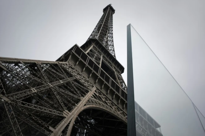 Le panneau de verre qui doit protéger la Tour Eiffel des attaques, y compris d'impacts de balles, pris en photo le 14 juin 2018