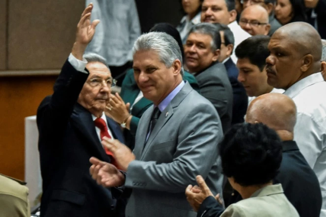 Raul Castro et le numéro deux de l'exécutif cubain Miguel Diaz-Canel à l'Assemblée nationale, à la Havane le 18 avril 2018