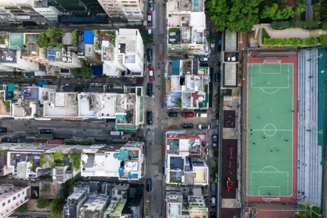 Vue aérienne d'un terrain de footaball et d'immeubles résidentiels à Hong Kong, le 30 octobre 2018