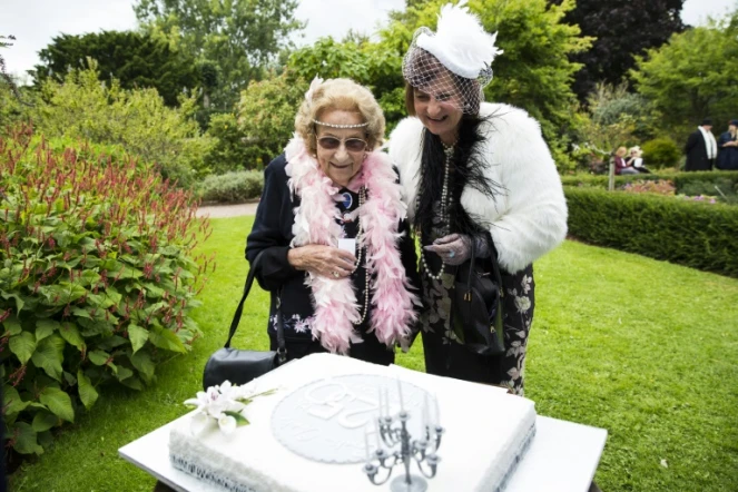 Le 15 septembre 2015, Joan Nott et sa fille Linda Burfitt regardent le gâteau d'anniversaire confectionné en l'honneur d'Agatha Christie, née il y a 125 ans, à Torquay (Royaume-Uni)