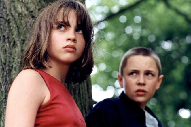 L'actrice Adèle Haenel (G), alors âgée de 13 ans et Vincent Rottiers (D) sur le tournage, en 2002, du film français "Les diables" réalisé par Christophe Ruggia qu'elle accuse aujourd'hui de harcèlement sexuel