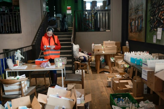 Une bénévole organise la distribution d'aide à des milliers de civils, à Odessa, en Ukraine, le 13 mars 2022