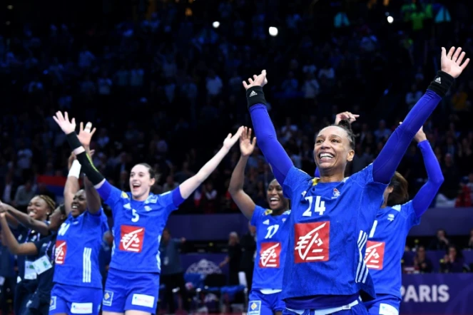 Les joueuses de l'équipe de France de hand, championnes du monde et d'Europe, le 16 décembre 2018 à Paris