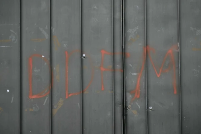 Des impacts de balles et l'inscription "DDFM" sur le mur de la prison de Toulon-La Farlède, près de Toulon, le 15 avril 2025