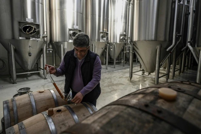 Le microbrasseur Sophocle Panagiotou remplit un verre d'une bière qu'il produit, le 28 février 2019 sur l'île d'Eubée en Grèce