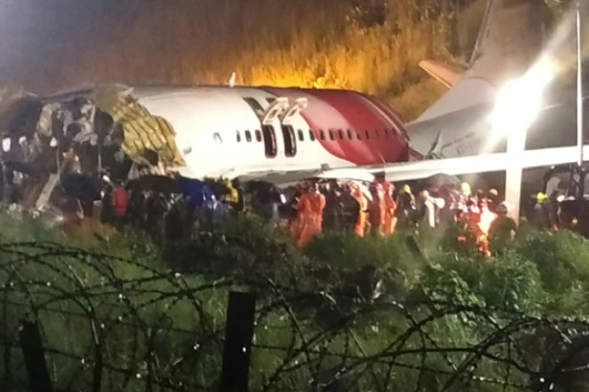 La carcasse de l'avion qui s'est crashé à l'atterrissage à Kozhikode, en Inde, le 7 août 2020
