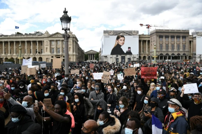 Des manifestants lors d'un rassemblement près de la place de la Concorde et de l'ambassade américaine, le 6 juin 2020 à Paris, pour dénoncer les violences policières 
