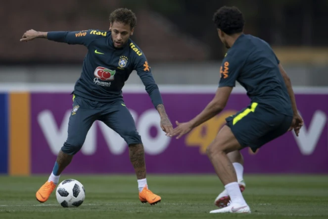 L'attaquant vedette Neymar (g) à la lutte avec Marquinhos lors d'une séance d'entraînement de l'équipe du Brésil à Teresopolis, le 24 mai 2018 