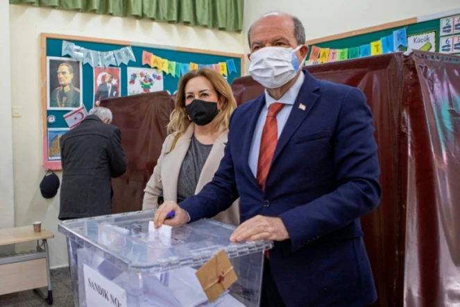 Le "président" de la la République turque de Chypre-Nord (RTCN), uniquement reconnue par Ankara, Ersin Tatar, vote aux élections législatives, à Nicosie, le 23 janvier 2022