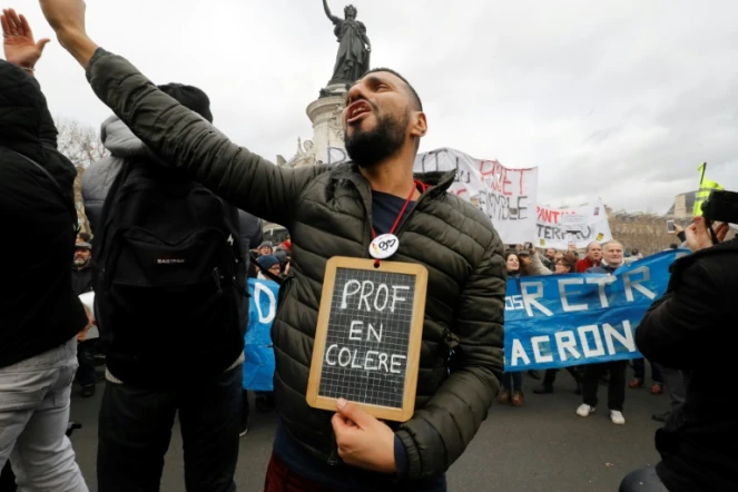 Un enseignant dans une manifestation contre la réforme des retraites, le 4 janvier 2020 à Paris