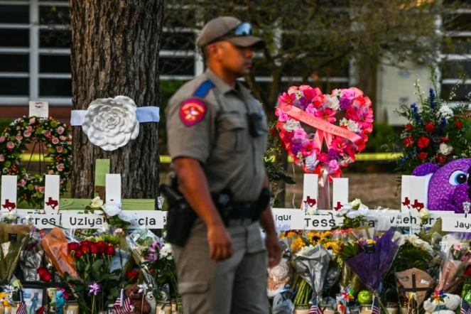 Un mémorial en mémoire des victimes de la fusillade dans une école à Uvalde, au Texas, le 27 mai 2022