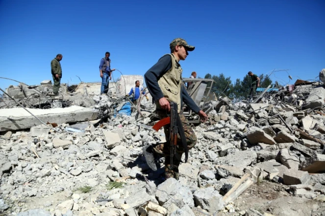 Des combattants des Unités de protection du peuple kurde (YPG), le 25 avril 2017 sur le site de frappes turques près de la ville syrienne d'Al-Malikiyah, proche de la frontière turque