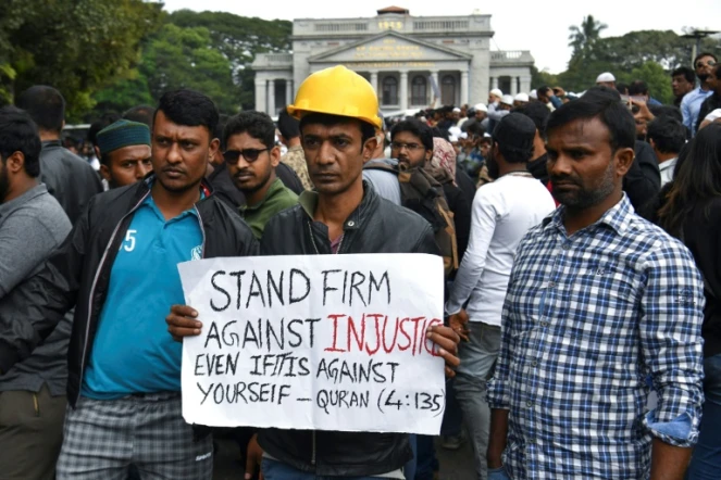 Des manifestants se rassemblent malgré une interdiction pour protester contre la nouvelle loi sur la citoyenneté en Inde qu'ils jugent discriminatoire envers les musulmans, à Bangalore le 19 décembre 2019